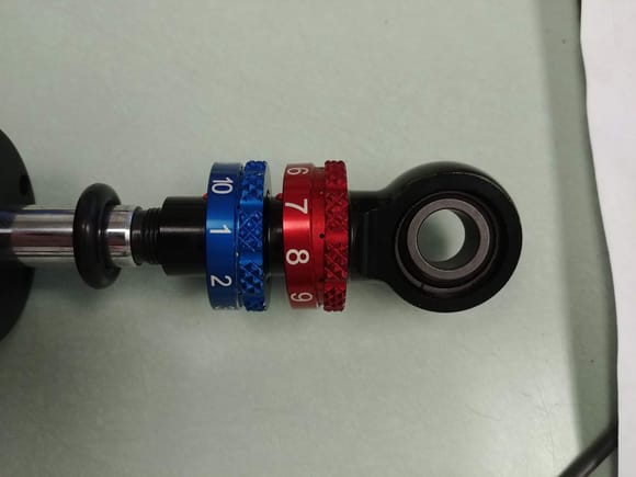 Close up on the adjuster.  Very high quality, easy to read, strong detent with a satisfying "click".  Notice the red and blue adjusters are actually two piece so they can be indexed if needed.