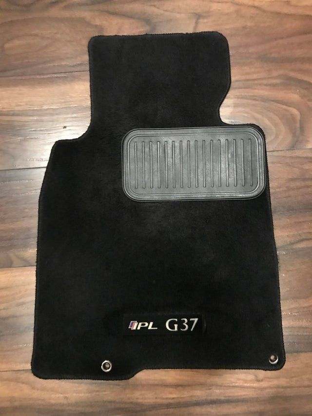 Floor mat heel holes MyG37