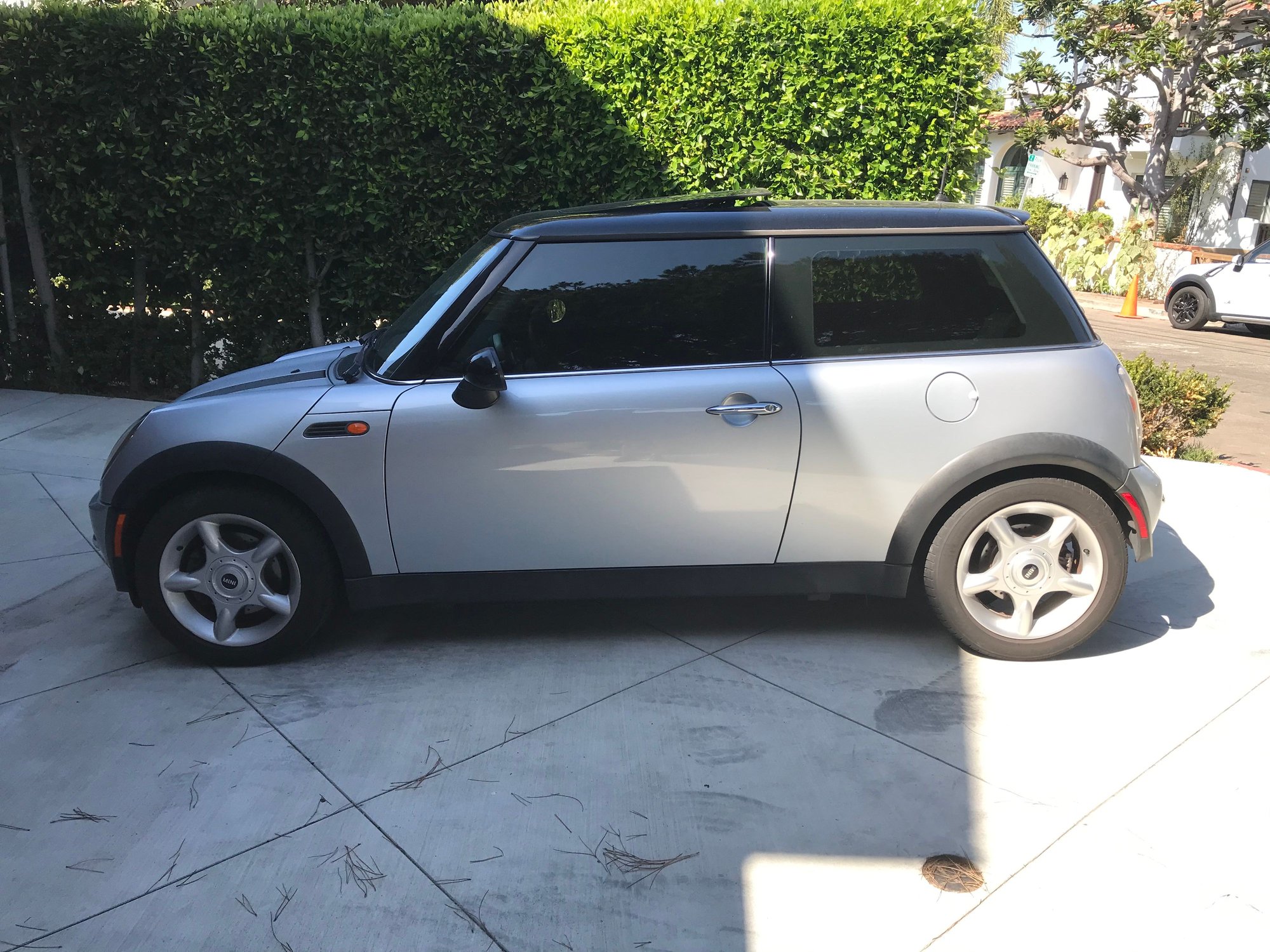 2003 Mini Cooper - 2003 Silver Mini Cooper Base Hardtop - Used - VIN WMWRC33453TC46592 - 4 cyl - 2WD - Manual - Coupe - Silver - Lawndale, CA 90260, United States