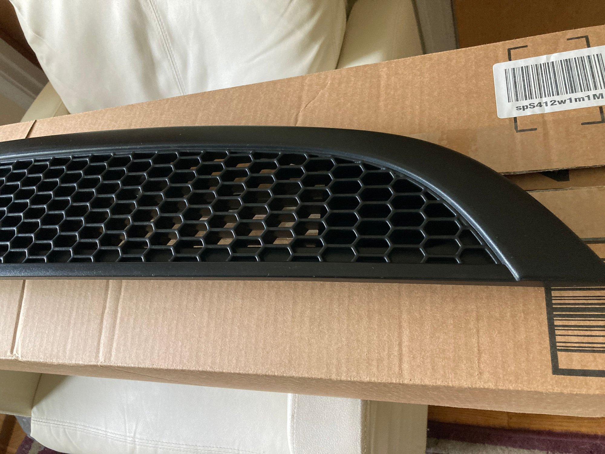 Exterior Body Parts - Genuine Aero Bonnet Grill R50/52/53 - Used - 2002 to 2006 Mini R53: "Mk I" Mini Cooper S - 2005 to 2008 Mini R52: "Mk I" Mini Convertible - 2002 to 2006 Mini R50: "Mk I" Mini One & Cooper - Brockton, MA 02302, United States