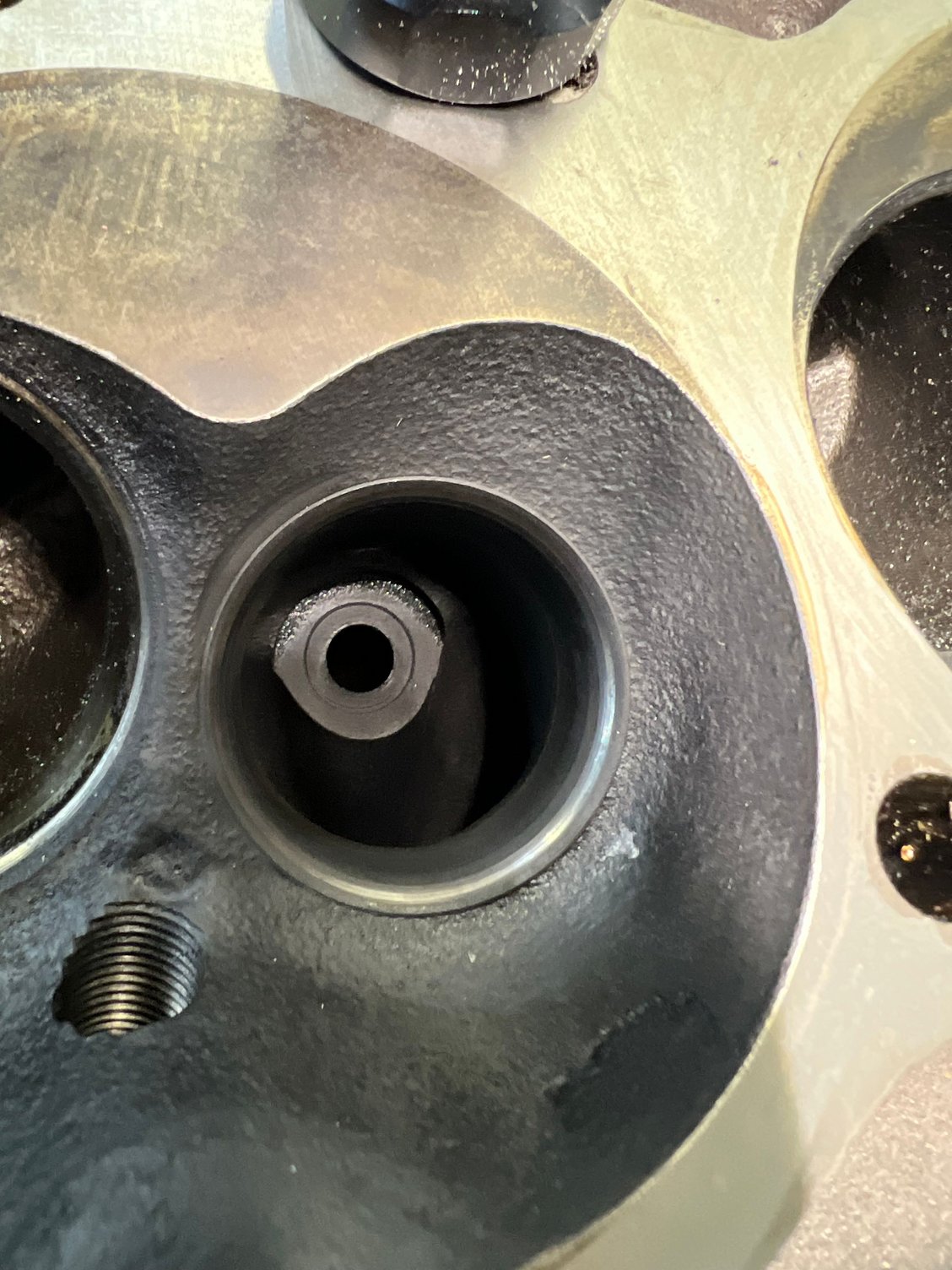 Quarter sized flat surface facing incoming exhaust flow in exhaust runner.