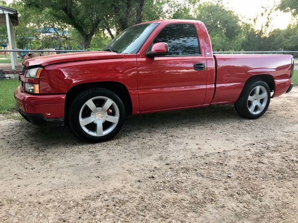 Bought this truck about a month ago... 04 6.0 lq9, power interior leveled with shackles... got it with 20in tahoe wheels got rid of them and put my stock SS wheels on... tranny slips on 3-4 so it’s still not fully drivable but it’s in the works 👍
