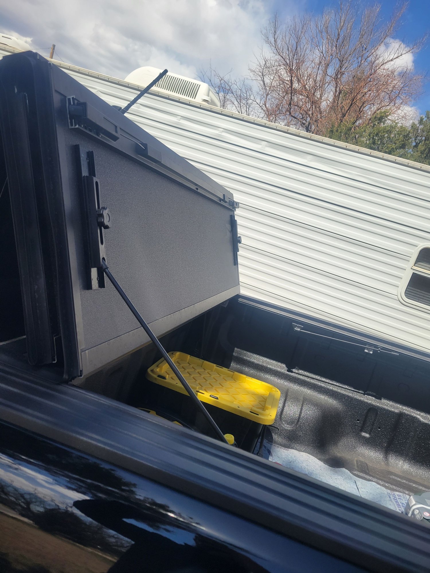 Miscellaneous - 2019-2023 Ford Ranger 5ft truck bed Trifold Tonneau Hard Cover - Used - 2019 to 2022 Ford Ranger - Ft Collins, CO 80525, United States