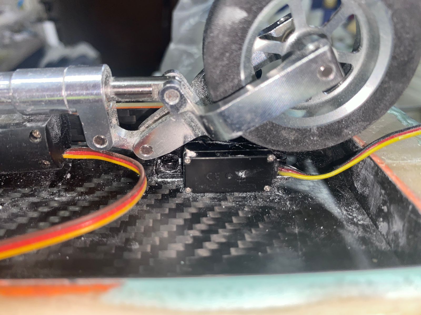 The NG strut rests flush to the steering servo