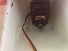 The retract unit calls for a standard servo for steering, this pic is in the gear UP position but when gear is extended the bottom of the servo touches preventing gear extension