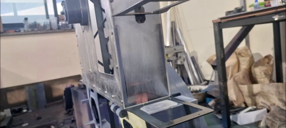 An intermediate frame for fixing the side toolbox was attached to the shell storage reservoir