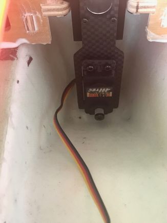 The retract unit calls for a standard servo for steering, this pic is in the gear UP position but when gear is extended the bottom of the servo touches preventing gear extension