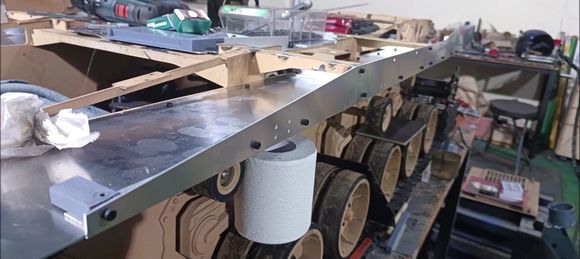 Add a 3D-printed structure to the caterpillar upper plate fixing. Secure the side plate here. Fix with screws.