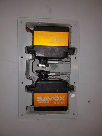 Flap and spoiler servos mount in a nice servo pocket, provide control linkages are rod ends at servo end, pretty clean but fiddly adjusting linkage in this tight spot, but all worked out well.