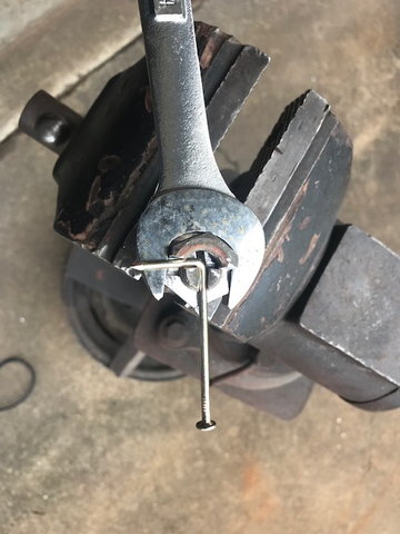 Small and easy wire bender 