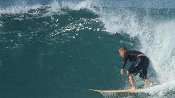 March 2007, Puerto Escondido (me on a borrowed board, check the yellow color of the foam, it's pretty old!)