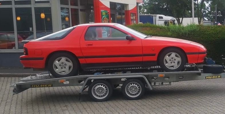 Here you can see that the sills are painted over, this is one of the quick repairs made by the previous owner but sadly it didn�t quite solve the rust spots and they start peeking through again