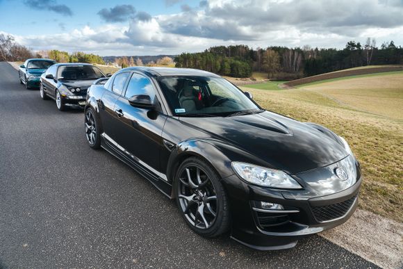 RX-8 in the wild with other Japanese beauties. 