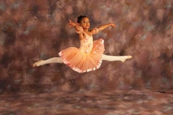 cella grande jete (and the 9.5 hours a week pays off...the only almost-8-year-old in texas doing full splits in a leap....)