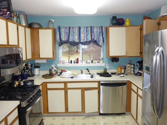 The working part of the kitchen.  About 12" above the cabinets for that extra storage everyone needs.