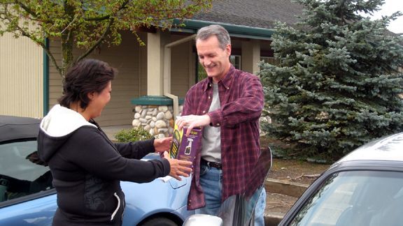 05 AMY RECEIVING GIFT.jpg