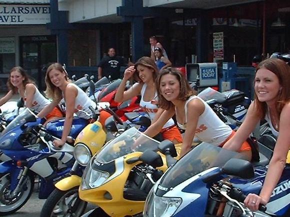 hooters on wheels 2.jpg