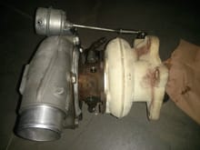 Turbodynamics LM420-SR used in excellent working condition ( no shaft play etc) (slight dent on one of the blades as seen in pictures)
Cast Version
Bronze Ball bearing carrier
Also comes with fitting kit and heatshield 1300 euro