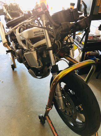 Fairing removed and getting ready for fork tube removal so I can ship them off to DMr Performance for custom rework and all the best goodies to make them top notch.  😍
