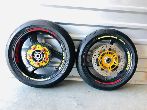 Sticker look good in covering the blemishes and go well with the black wheels. 👍😍