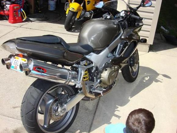 Pay no attention to the chicken strips. This pic was taken when the bike had about 20 miles on it.