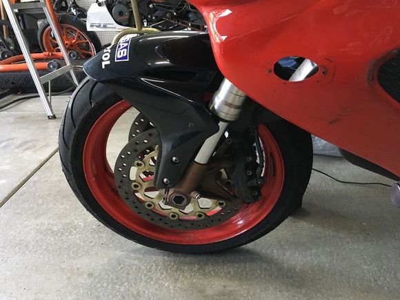 Notice the missing fender mounting tab above brake caliper.
