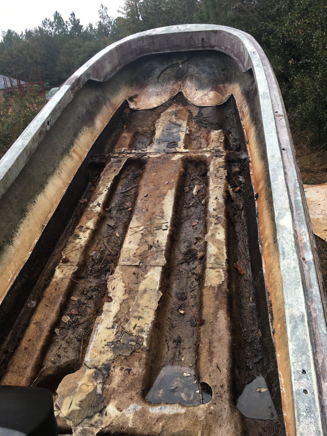 Hewes update: stringers are glassed and bulk heads are in. The hull in now  fixed… Skiff Life