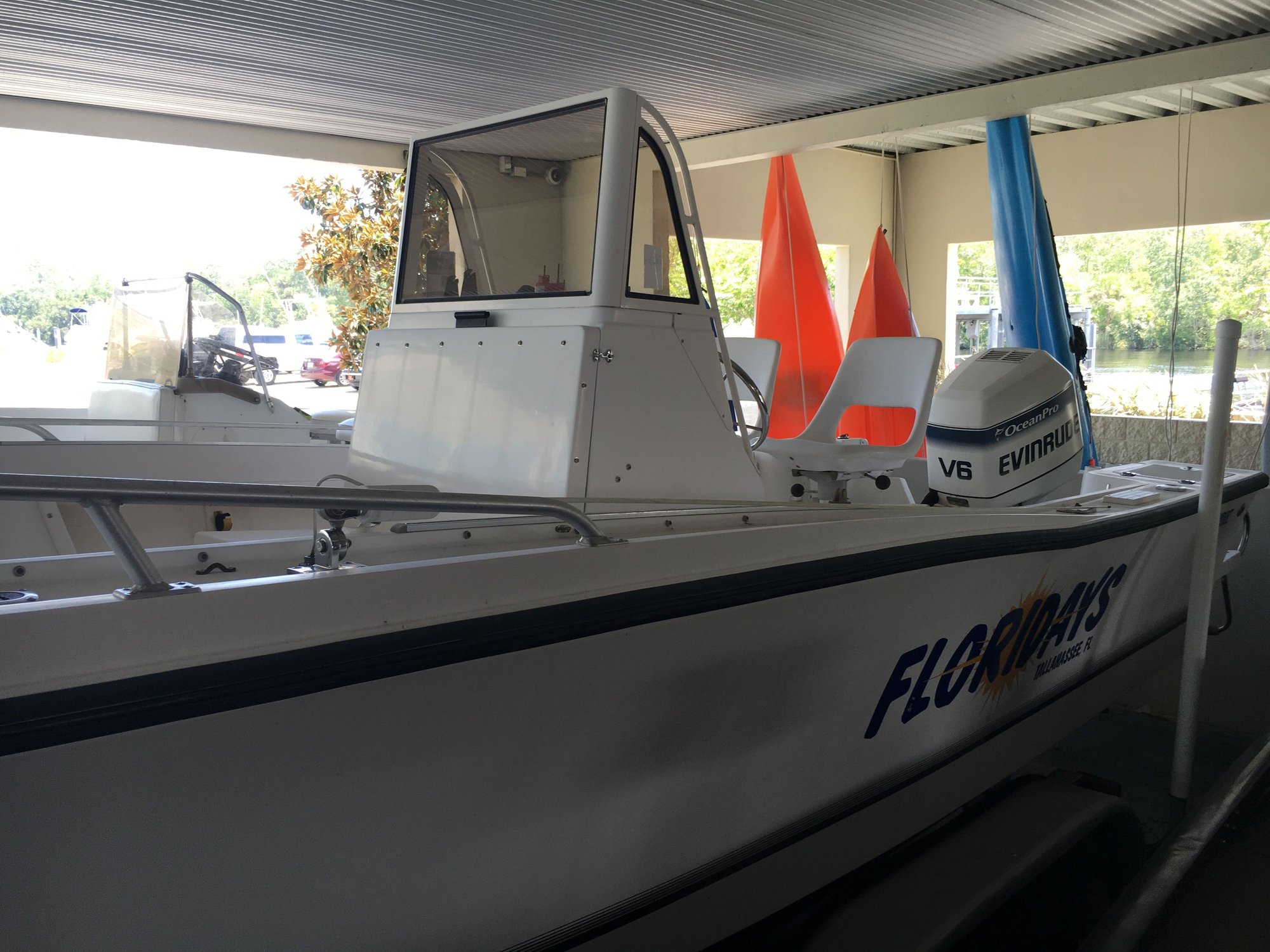 1996-225 CC Mako w/ DF225TXW3 Suzuki with less than 100 hrs