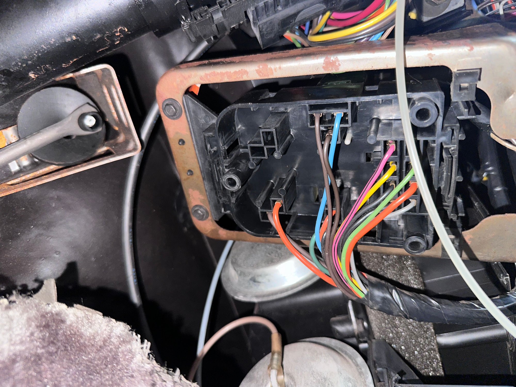 Blue brown wire, I can feel the relay on top and feel the clicking from that one 