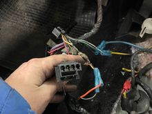 Connector with only one wire, the others are cut.. Close to stereo wiring.. 