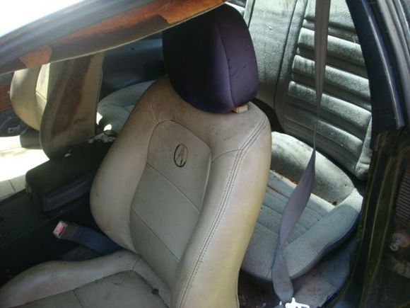 Acura front seats. Guess that explains the Honda parts.