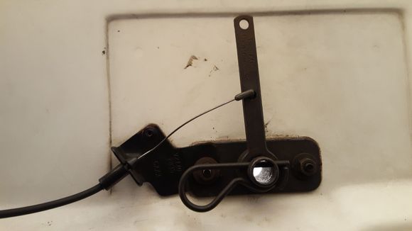 This is the correct hole to use for mounting the end of the cable. The outer hole was used for the earlier release that used rods and links.

Lon Salgren 
Top-Down Solutions