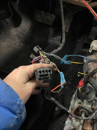 Connector with only one wire, the others are cut.. Close to stereo wiring.. 