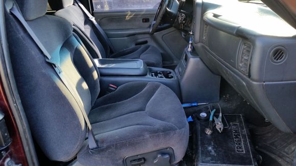 Got donor power seats with the full console to replace the busted up manual ones with the center jumper seat