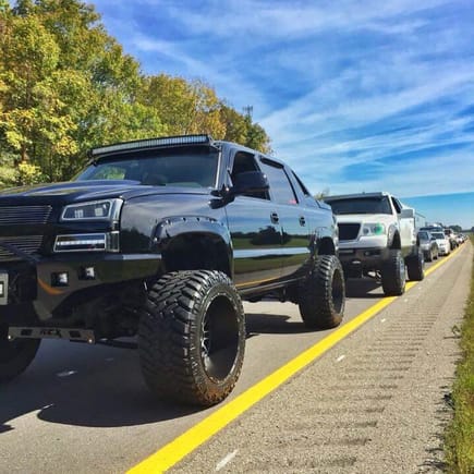 I like this set up but cant seem to find the info im into the headlights and wheel tire size they look like 37s but gotta be super wide maybe hes running a spacer?