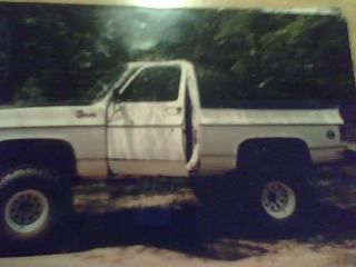 my dads old blazer
9 inches and 40's with a 406sbc