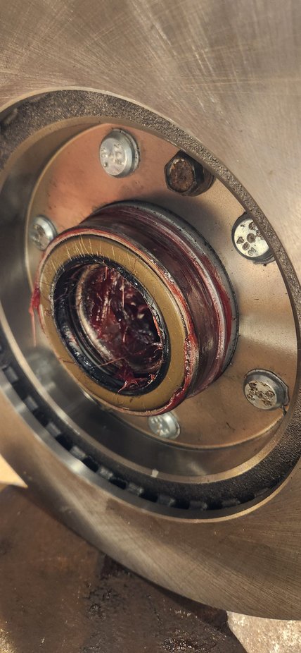 Before going on i added a healthy amount of grease inside the hub it'self. Then grease on the rubber of oil seal and where the rubber for knuckle dust seal will sit.