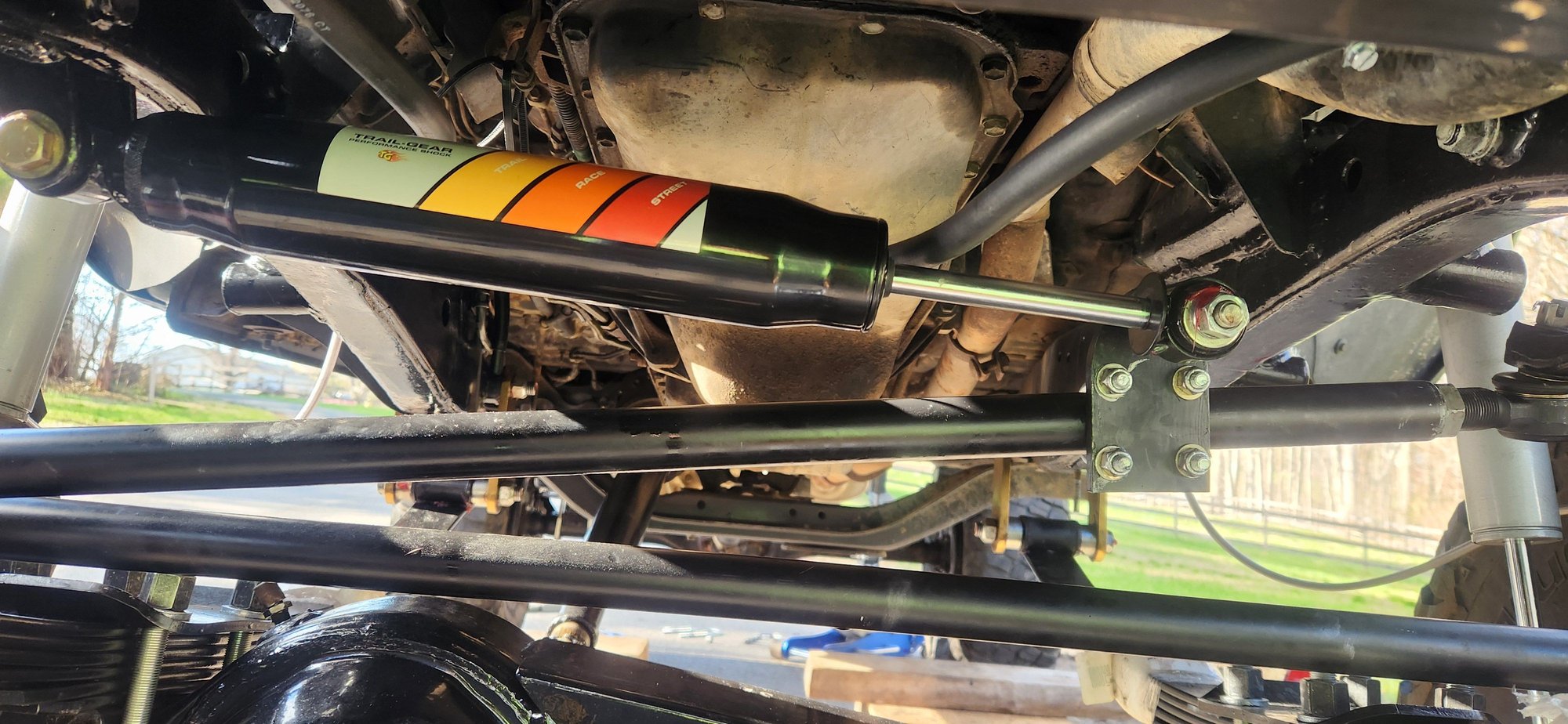 With alignment done steering stabilizer could go it. Nothing in detail here, set the steering wheel straight. Pull the stabilizer out half of it's stroke and bolt in place. Full extension was 9.5