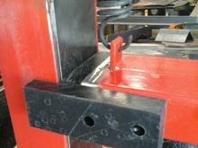 ^^^welded a 1/4" thick steel plate inbetween the main frame stand so the new uhmw gipuides had a flat surface to ride against