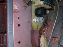 this is the good relay, swapped into 4r #1 (which had the "bad" relay) .  it is the round relay at the bottom of the junction block.  the other round relay pictured is the tail light/panel relay, which has a different part number printed on it.