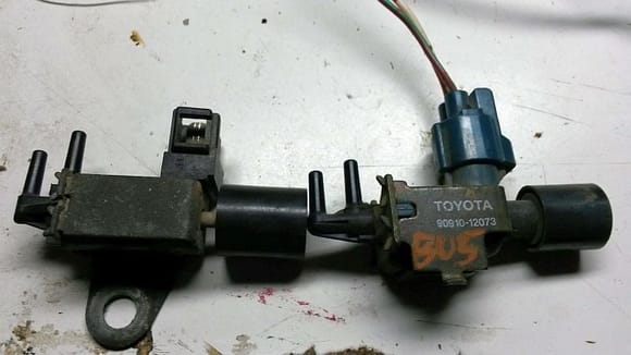 so here we have the failed VSV on the left an the replacement on the right i did test it via a 12v DC power brick it clicked nice an loud the original didnt top wire is live so + an the bottom connector is the switched negative an when the AC switch is turned off an on it turns this valve off an on as well