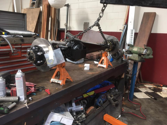 we mildly rebuild this 1985 solid front axle, only items that are original are the case, axle shafts, differential, lower bearing caps, spindles and hubs.