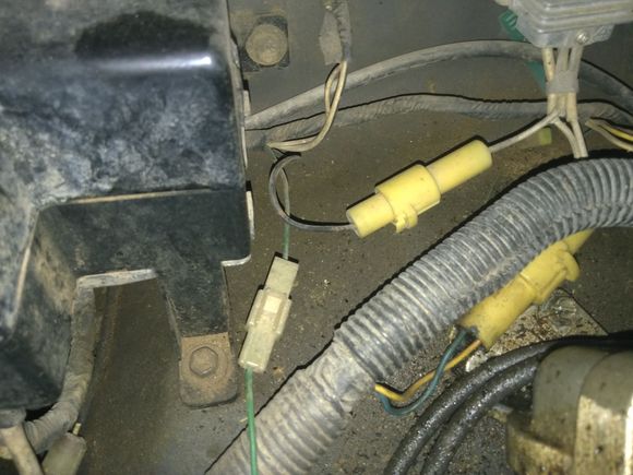 Rectangle plug center left.
This is body harness side of the air conditioning thermal cutoff.