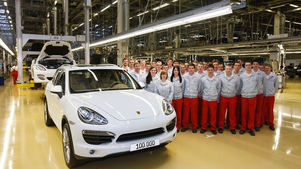 Porsche builds the 100,000th Cayenne in Leipzig.