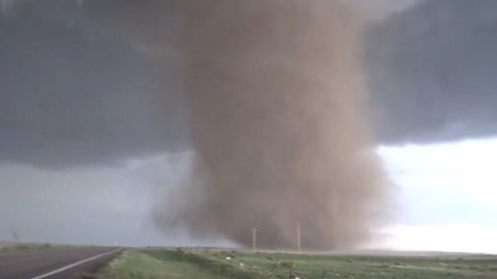 Storm chasers get close to tornado in Wray, Colorado