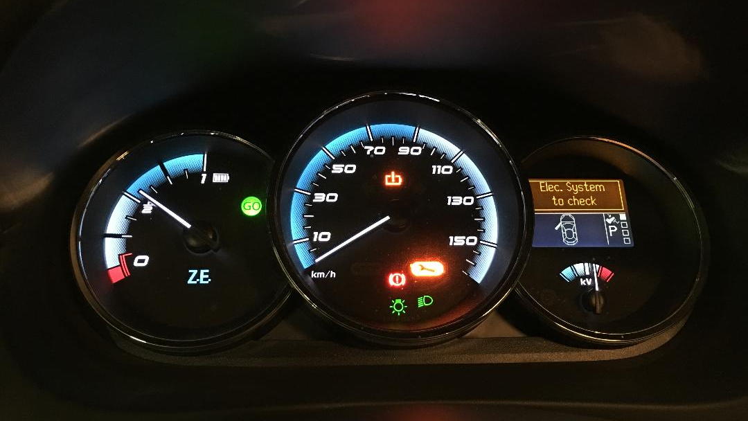Dashboard warning light in Better Place 2012 Renault Fluence ZE [photo: Brian of London]