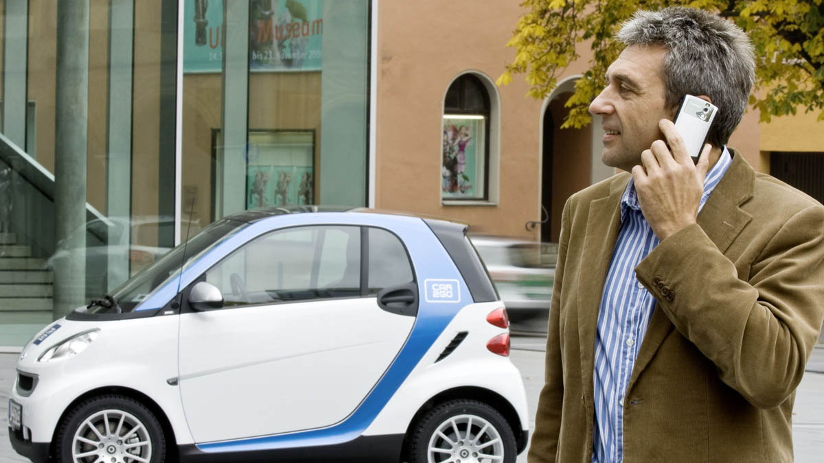 Smart going. Smart машина рядом с человеком. Daimler car Smart. Smart Mercedes с человеком. Daimler car2go.