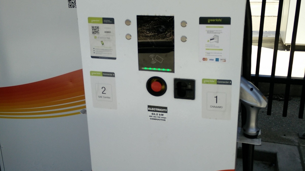 Sacramento Municipal Utility District electric car DC fast-charging site, Jun 2015  [George Parrott]