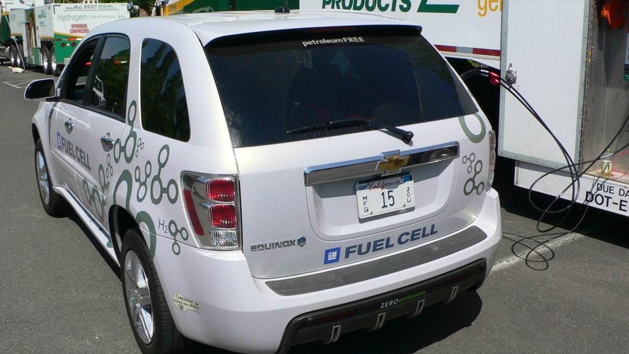 Chevrolet Equinox Fuel Cell with mobile refueler