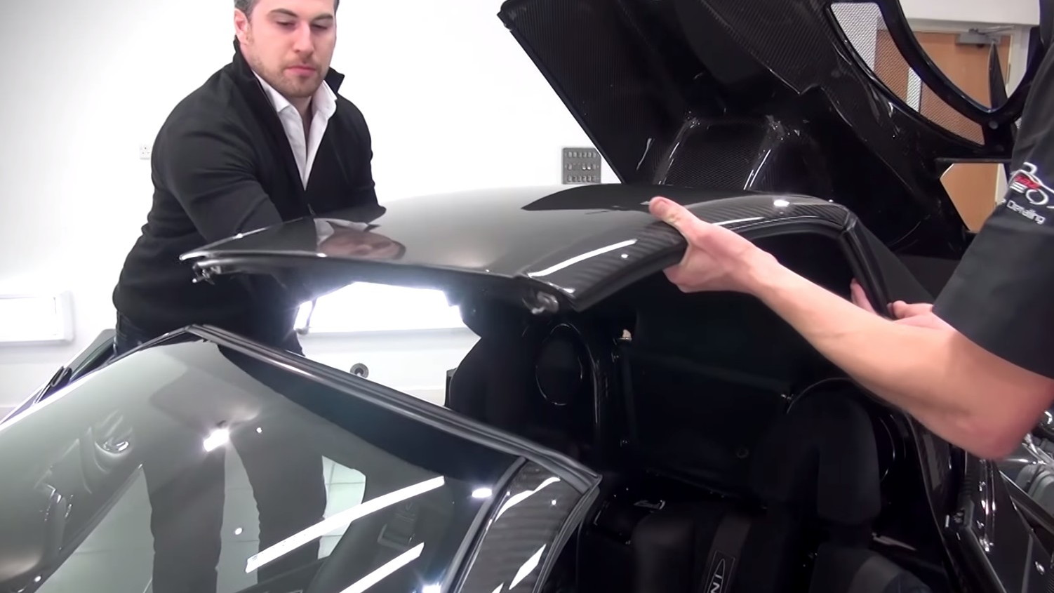 Removing the roof of a Pagani Zonda 760 Roadster